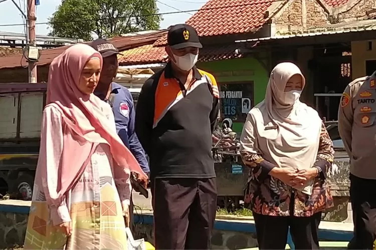 Ketua TP PKK Wynee Chaca Frederica saat melihat kondisi sungai aji di Kaliwungu setelah dibersihkan Kamis 01 september 2022. 