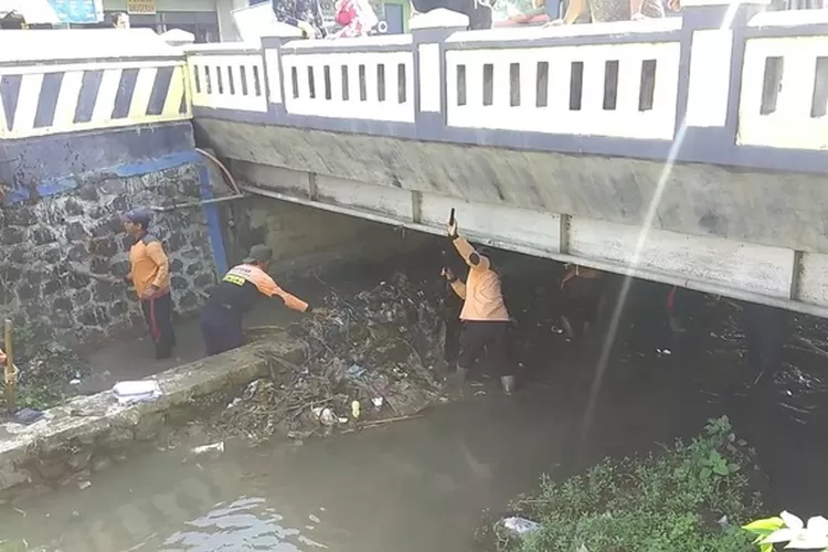 Petugas kebersihan membersihkan tumpukan sampah di aliran sungai Aji yang melintas di Kaliwungu Kamis 01 september 2022.  ((edi prayitnokontributor Kendal))