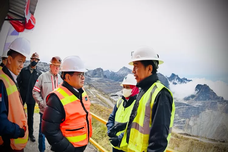 Presiden Jokowi bersama rombongan tiba di Grasberg, Kamis (01/09/2022). (Foto: BPMI Setpres/Laily Rachev) 