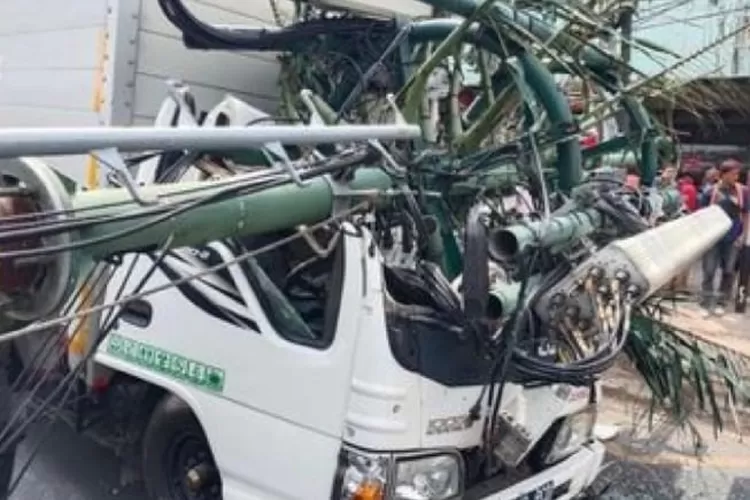 Kecelakaan yang terjadi akibat truk besar itu menelan korban dan kerusakan yang cukup parah. (Instagram/@infojawabarat)