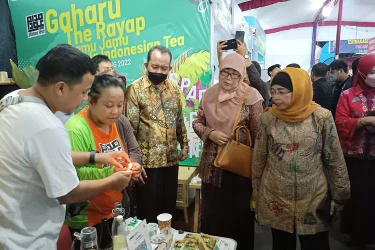 Mencoba menyalakan dupa dari kayu gaharu di hadapan Penjabat Bupati Batang Lani Dwi Rejeki saat meninjau stan Disparpora di PRB. (Foto: dok)