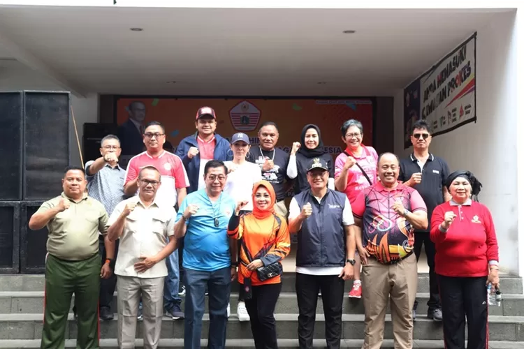 Pengurus KONI DKI foto bersama usai meresmikan pembentukan koperasi olahraga yang bernaung di bawah KONI DKI Jakarta.