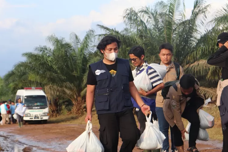 Tim Human Initiative Bengkulu menyalurkan sembako untuk warga  terdampak bencana banjir di Bengkulu, Kamis (1/9/2022).