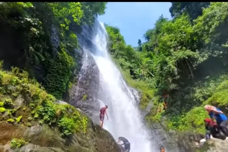 Destinasi Wisata Curug Cigentis di Karawang, Wisata Alam yang Paling Populer. (Channel YouTube Friska Yeni)
