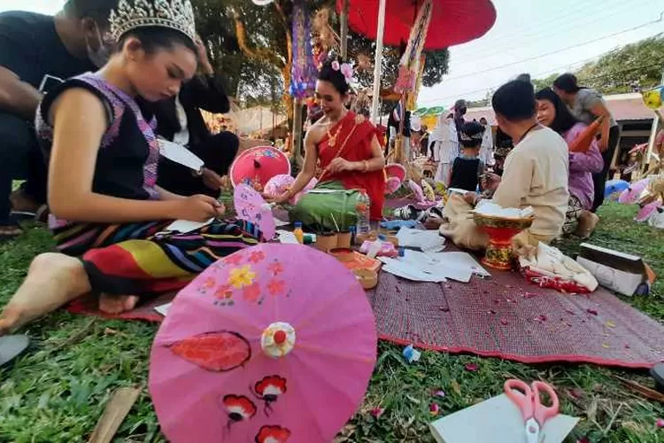 Peserta Festival Payung Indonesia dari Thailand mengajarkan pengunjung melukis payung (Endang Kusumastuti)