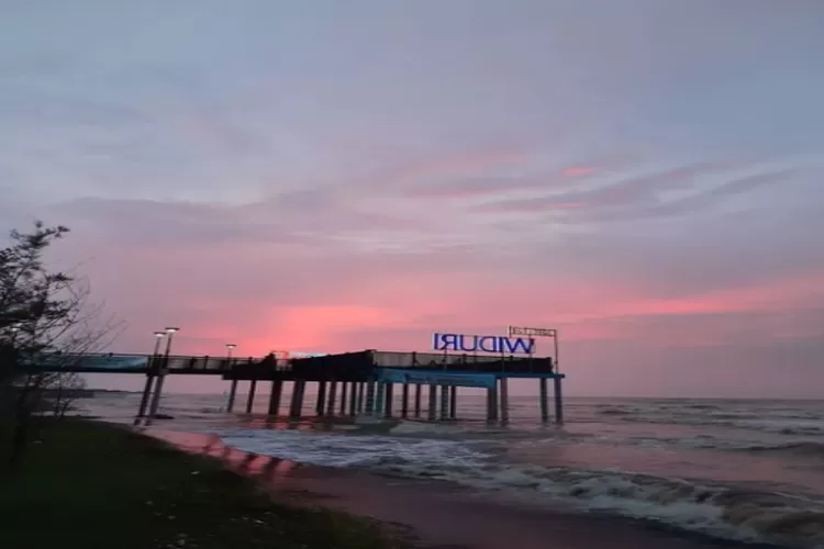 Pemandangan siluet terbenamnya matahari sore hari di sekitar Pantai Widuri Pemalang (Instagram/ @pantai_widuri )