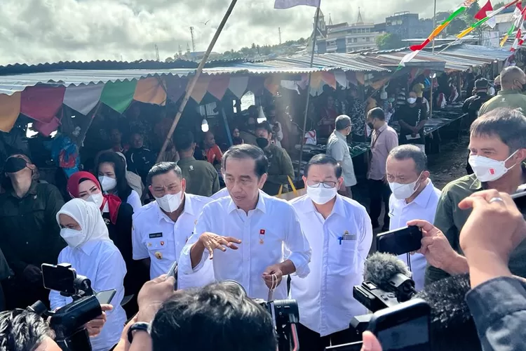Presiden Joko Widodo dalam keterangannya di Pasar Olilit, Kabupaten Kepulauan Tanimbar, pada Jumat, 2 September 2022. (Youtube: sekretariat Presiden)