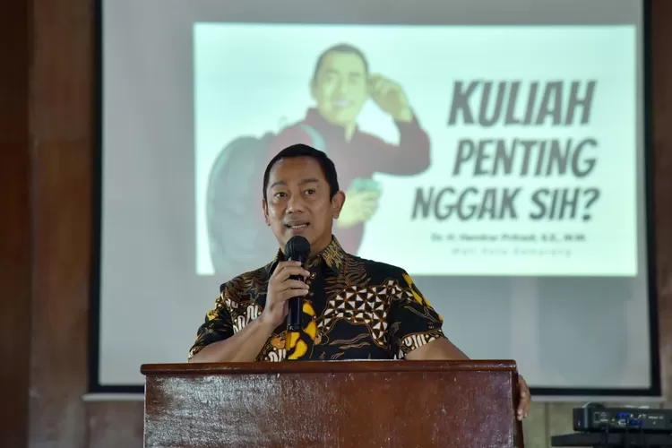 Wali Kota Semarang Hendrar Prihadi saat memberikan nasehat terkait pentingnya kuliah. 
