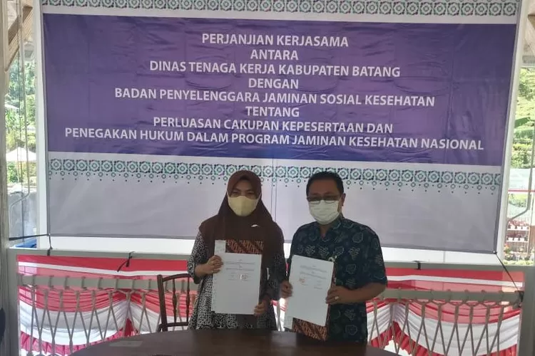 BPJS Kesehatan Cabang Pekalongan dan Disnaker Batang tunjukkan nota kerja sama perluas cakupan kepesertaan JKN. (Foto: dok)