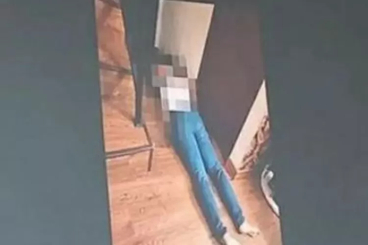 Foto Sosok lelaki  mengenakan kaos putih dan celana jeans nampak terkapar yang dibagikan Komnas HAM diduga Brigadir J. (Komnas HAM)