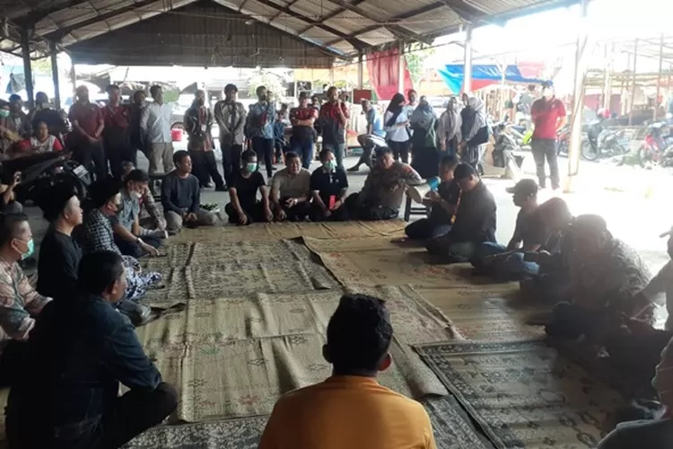 Sosialisasi keputusan perpindahan pedagang Pasar Johar MAJT. Dalam pertemuan ini, pedagang akhirnya diberi kebebasan. (Satpol PP Semarang)