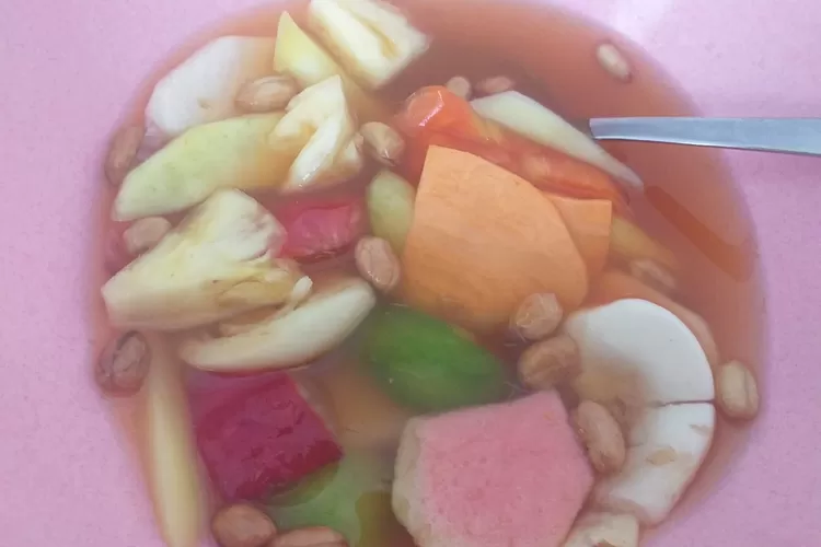 Penampakan Asinan Buah Segar yang Cocok Dinikmati saat Cuaca Panas. (Rahajeng Pramesi)