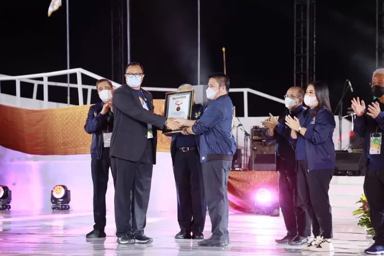 Pemerintah Provinsi Sumsel menerima penghargaan pencatat rekor MURI karena berhasil menyelenggarakan Fornas VI dengan jumlah peserta terbanyak.