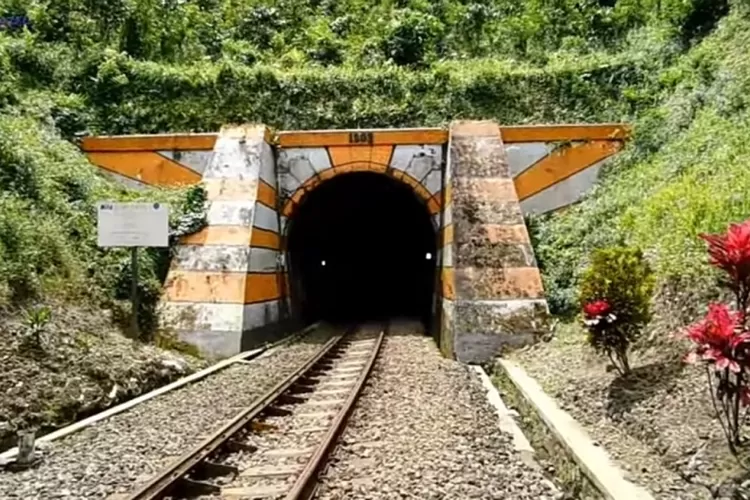 Berada Di Kaki Gunung, Terowongan Kereta Api Peninggalan Zaman Belanda ...