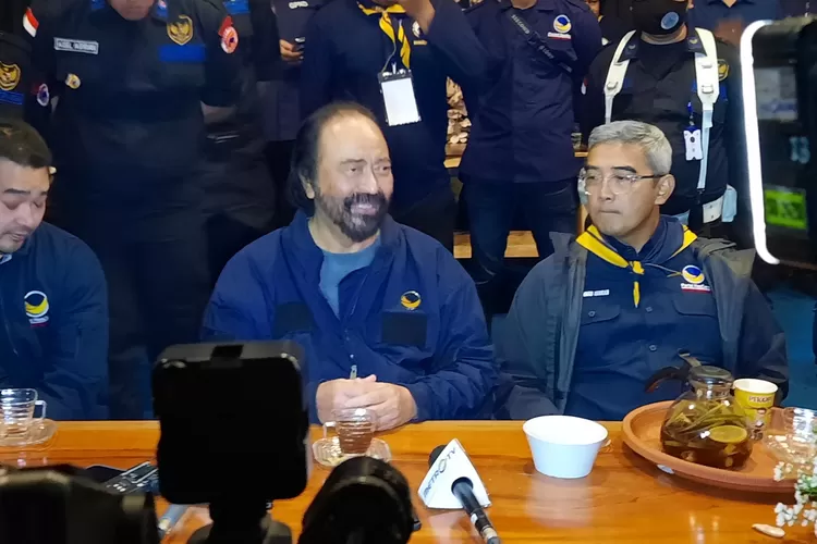 Ketua Umum DPP Partai NasDem Surya Darma Paloh ( Tengah) Sedang Menggelar Preskon di Sela Sela Kegiatannya di Pinus Cikole, Lembang, Kabupaten Bandung Barat, Kamis (1/9/2022) kemarin. (Algi Muhammad Ghifari)