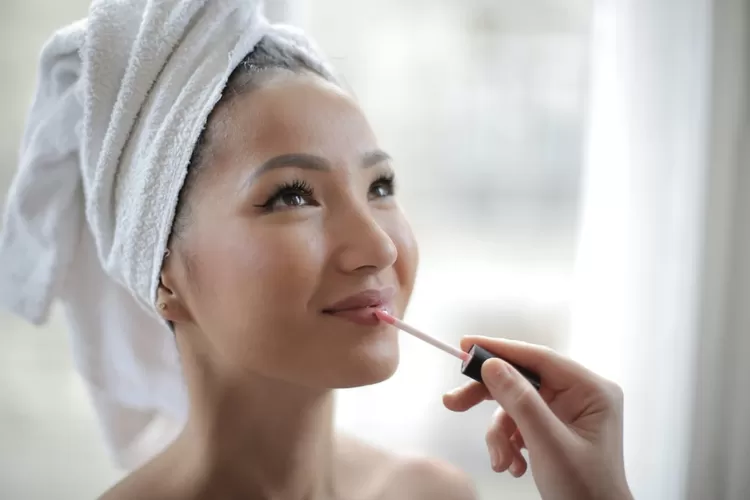 Rekomendasi Warna Lipstik untuk Cewe Berkulit Sawo Matang. (Pexels/ andrea)
