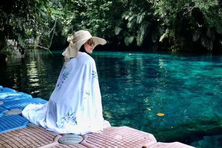 Foto Screenshot Danau Labuan Cermin, Cocok Dijadikan Referensi Tempat Healing ketika Berlibur ke Kalimantan (Instagram/@noahmaratuaresort)