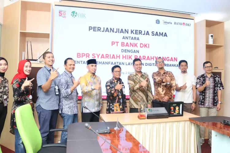 Manajemen BUMD Pemprov DKI, Bank DKI dan HIK Parah8yangan menandatangani kerja sama layanan perbankan digital, Jumat (2/9/2022).