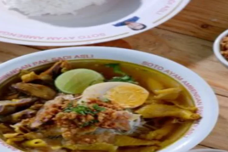 Soto Ayam Ambengan Pak Sadi, salah satu rekomendasi wisata kuliner di Surabaya. (Akun Instagram @sotoayam_paksadi)