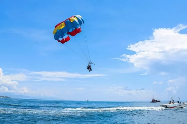 Keseruan water sport parasailing di destinasi wisata Pantai Tanjung Benoa Bali (garakta_studio via freepik.com)