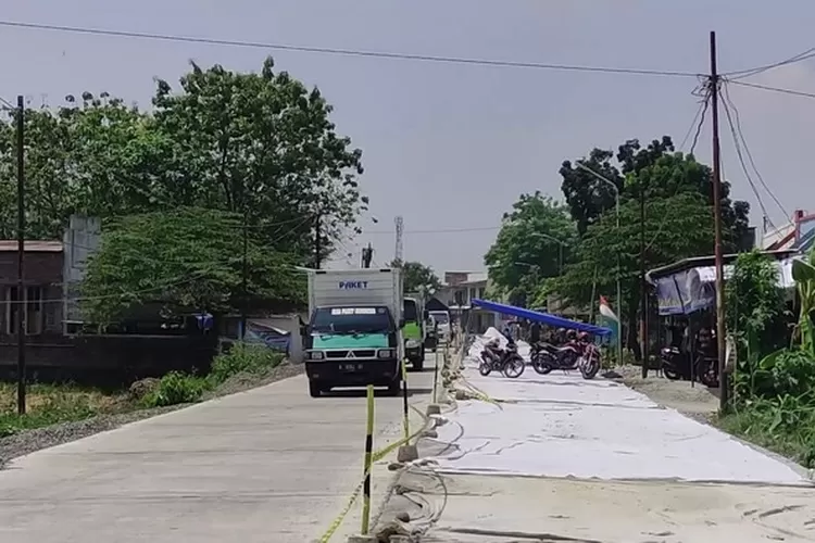   Pekerjaan pengecoran jalan tembus Ketapan-Patebon sudah selesai 60 persen. ( (edi prayitno/kontributor Kendal))