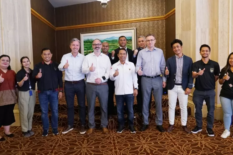 Perwakilan Konfederasi Sepakbola Asia (AFC) untuk Piala Asia 2023 foto bersama dengan Sekretaris Jenderal (Sekjen) PSSI Yunus Nusi didampingi Deputi Bidang Sepak Bola Dessy Afrianto, usai melakukan inspeksi di Jakarta dan Surakarta. (pssi.org)