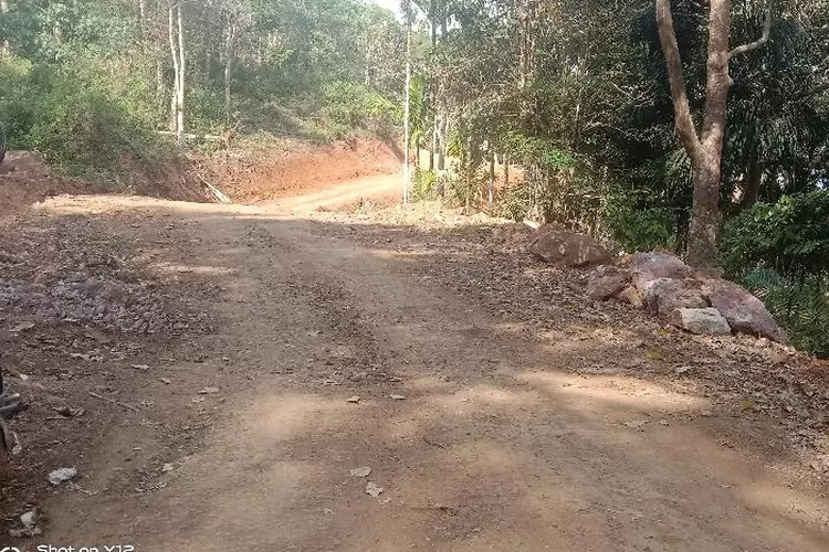 Ruas jalan Bambor-Werang yang sementara ditingkatkan dengan lapisan hotmix, gambar diabadikan Minggu (4/9/2022) (Feliks Janggu )