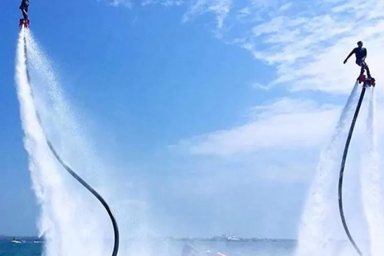 Sensasi water sport ekstrim flyboarding di wisata Tanjung Benoa (Instagram @tanjungbenoa.watersport)