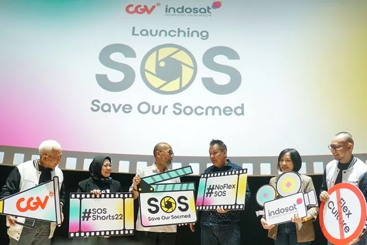   Director &amp; Chief Regulatory Officer Indosat Ooredoo Hutchison, Muhammad Buldansyah (kiri), Pamong Budaya Bidang Perfilman Kemendikbudristek RI, Marlina Yulianty (dua dari kiri), usai meluncurkan Program SOS.