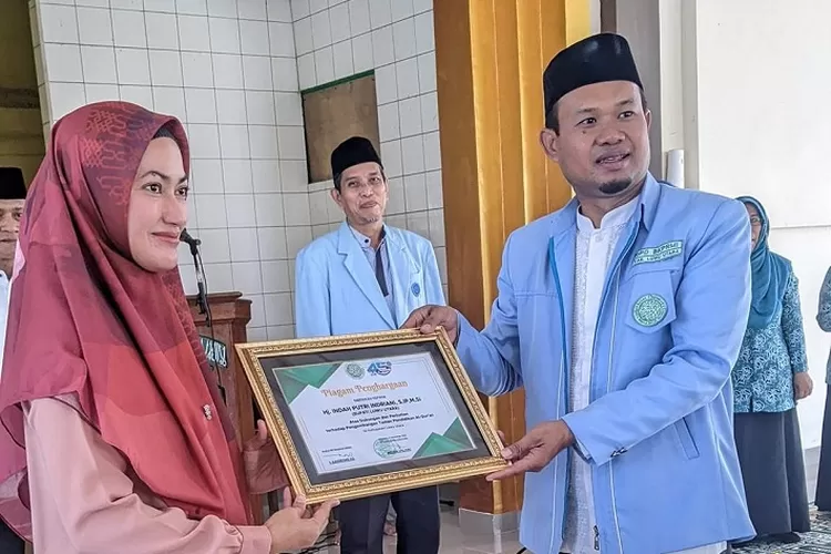 Dinilai Peduli dengan Taman Pendidikan Al Quran, Bupati Indah Terima Penghargaan BKPRMI (Dok. LHR)