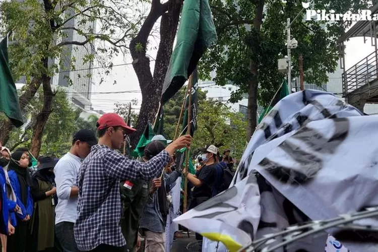 Ratusan Mahasiswa di Jakarta Gelar Unjuk Rasa Menolak Kenaikan BBM (Gorajuara/dok: PikiranRakyat.com)