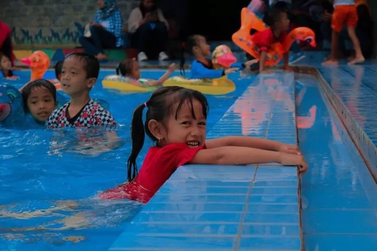 Berenang di Wisata Waterpark Pantai Teleng Ria dan manfaatnya untuk si kecil (Instagram @pantaitelengria)