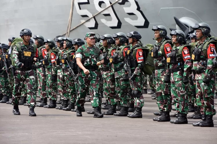 Pangdam IV Diponegoro Mayjen TNI Widi Prasetijono memeriksa prajurit yang akan diberangkatkan dalam latihan YTP Yonif R 400 Banteng Raiders ke Baturaja, Palembang melalui di Pelabuhan Tanjung Emas, Semarang, Senin (5/9/2022).   (Dok Pendam IV/Diponegoro)