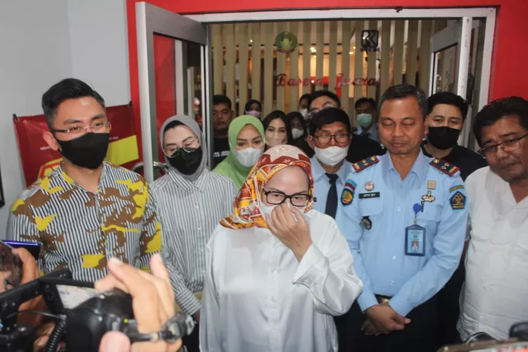 Ratu Atut Chosiyah (tengah) saat melapor di Bapas Serang  (foto: TOPMEDIA)