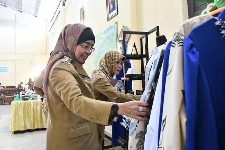 Pj Bupati Batang Lani Dwi Rejeki saat melihat hasil karya peserta pelatihan di Dinasker Batang.  (Muslihun/Kontributor Batang)