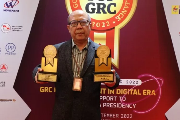  Direktur Konsumer Ritel &amp; Usaha Syariah Bank Jatim R Arief Wicaksono usai menerima penghargaan