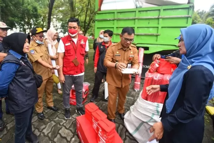 Penyaluran Bantuan untuk Korban Banjir di Luwu Utara oleh Kemensos RI, Selasa (6/9/2022), di Pelataran Kantor Bupati  (Prokopim)