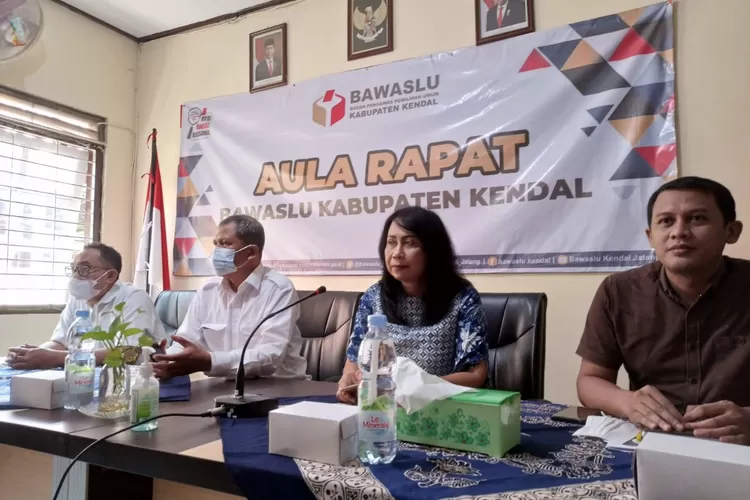 Komisioner Bawaslu Kendal menemukan potensi ganda data Sipol dan menerima belasan pengaduan secara online tentang data Sipol. 