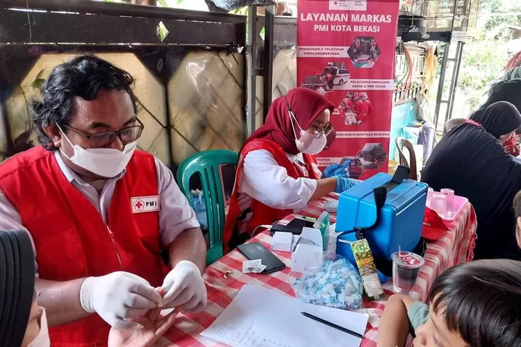 PMI Kota Bekasi memberikan pelayanan kesehatan terhadap masyarakat. (Foto/Bogorinsider)
