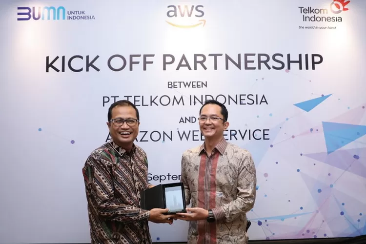 Direktur Strategic Portfolio Telkom Budi Setyawan Wijaya (kiri) bersama Director ASEAN Growth Market AWS Haris Izmee (kanan) usai seremoni.