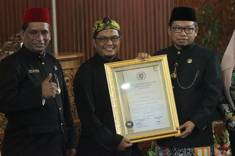 H. Imam Musanto saat menerima penghargaan BK DPRD Depok Award 2022 (sumber : 