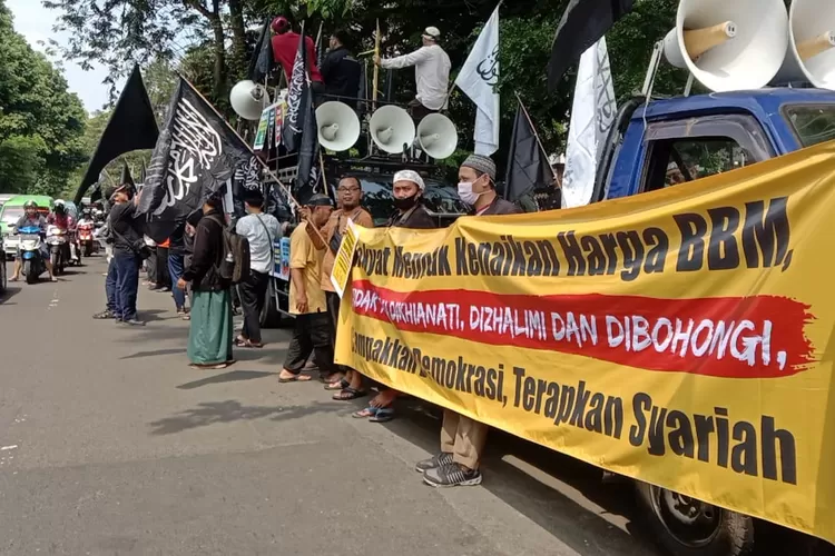 Massa FKUIB Kota Bogor datangi gedung DPRD sebagai bentuk penolakan kenaikan harga bahan bakar minyak (BBM), Rabu (7/9/2022).  (Foto/Adi-Bogorinsider)