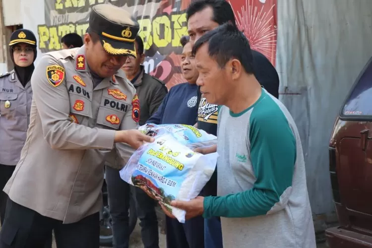  Kepolisian Resort Temanggung membagikan sembako pada warga ( Arif Zaini Arrosyid)