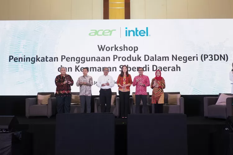 Sales Director of Acer Indonesia Leny Ng (nomor tiga dari kanan) bersama para pembicara dalam acara Acer mengapresiasi kepada 147 pelanggan pertama dari Pemerintah Daerah. 