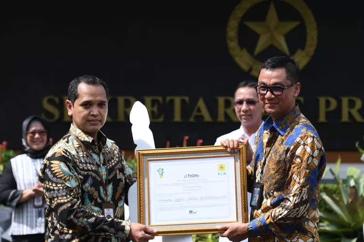 Penyerahan Renewable Energy Certificate (REC) dan Dukungan Kendaraan Bermotor Listrik Berbasis Baterai (KLBB) oleh PT PLN (Persero) kepada 5 Istana Kepresidenan yang dipusatkan di Halaman Kantor Sekretariat Presiden, Jakarta, pada Selasa, 6 September 2022.