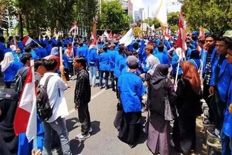 Ratusan mahasiswa Universitas Islam Negeri (UIN) Ar-Raniry Banda Aceh kembali menggelar unjuk rasa di halaman kantor Dewan Perwakilan Rakyat Aceh (DPRA), pada Rabu 7 September 2022. (Foto: Instagram/kabaraceh_news)