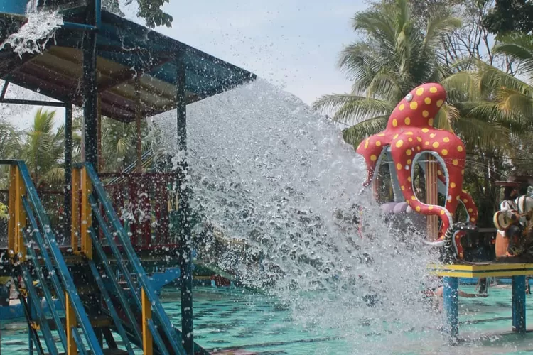 CAS Waterpark merupakan Taman rekreasi wisata yang menyajikan wisata air dan wahana permainan populer yang berada di area seluas 8 hektar ( Akun instagram /@ caswaterpark)