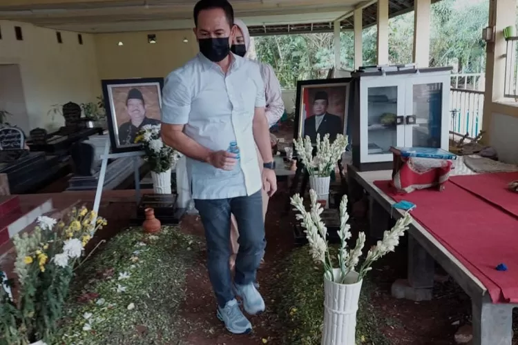 TCW Ziarah Kubur ke Makam Almarhum Bapaknya bersama Isterinya Airin Rachmy Diany (foto: Istimewa)