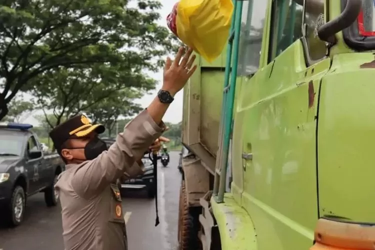 Kapolres Tangsel AKBP Sarly Sollu sedang membagikan sembako ke warga angkutan truk yang terdampak kenaikan BBM (foto.dok)