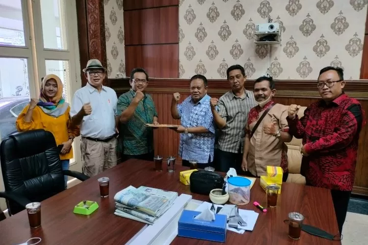 Hudono (kiri) menyerahkan SK kepada Nuryadi.  (Foto Istimewa)